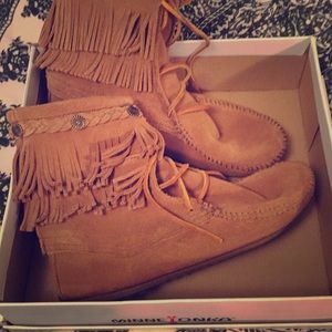 Worn once Minnetonkas. Come with box. Size 8.